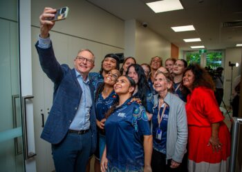 Prime Minister Anthony Albanese with CDU First Nations Health Pathways students and Minister for Indigenous Australians Senator Malarndirri McCarthy in the new Centre for Better Health Futures building where the medical program and students are based at CDU’s Casuarina Campus. Image: CDU.