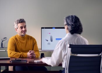 An audiologist using GN’s world-first hearing aid fitting software featuring the NAL-NL3 formula in a patient consult. Image: GN.
